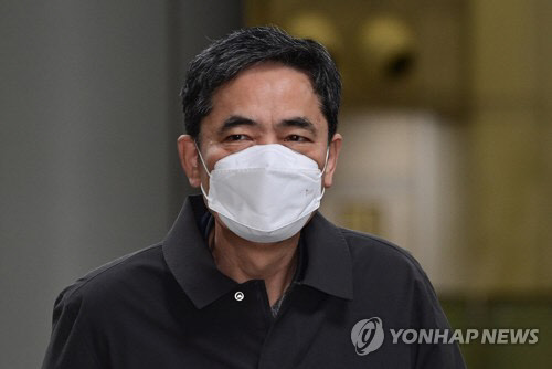 '대장동 일당'에게서 아들 퇴직금 등의 명목으로 거액의 뇌물을 수수한 혐의로 재판에 넘겨진 곽상도 전 국회의원이 8일 오후 서울 서초구 서울중앙지법에서 열린 1심 선고 공판에 출석하고 있다.<공동취재>